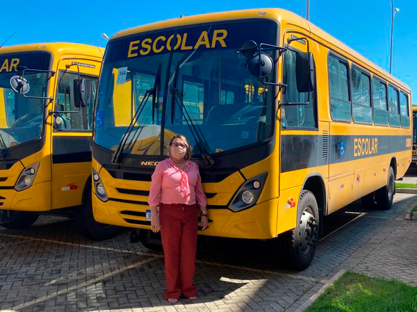 Prefeitura de Rio Tinto recebe ônibus escolar 0Km do Governo do Estado