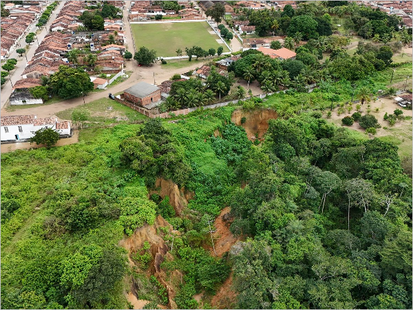 Meio Ambiente e Assuntos Indígenas, vem articulando ações e parcerias para conter a voçoroca da Vila Regina.